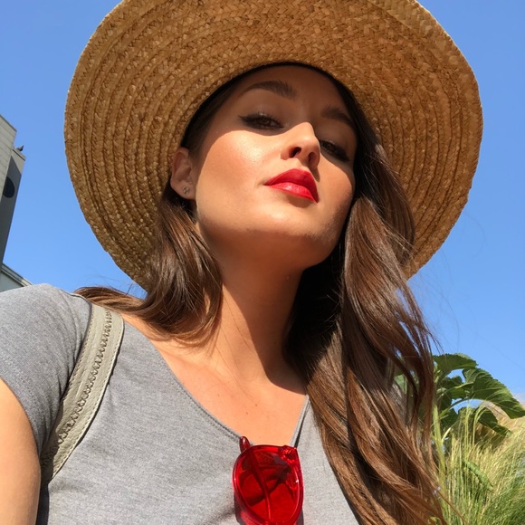 Meet your Posher, Andrea - Picture 1 of 1